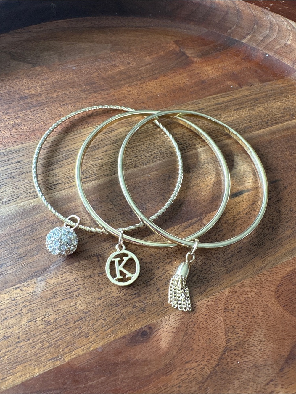 Kendra Scott | Gold Charm Bangle Bracelet Set | clean and minimal preppy Quiet